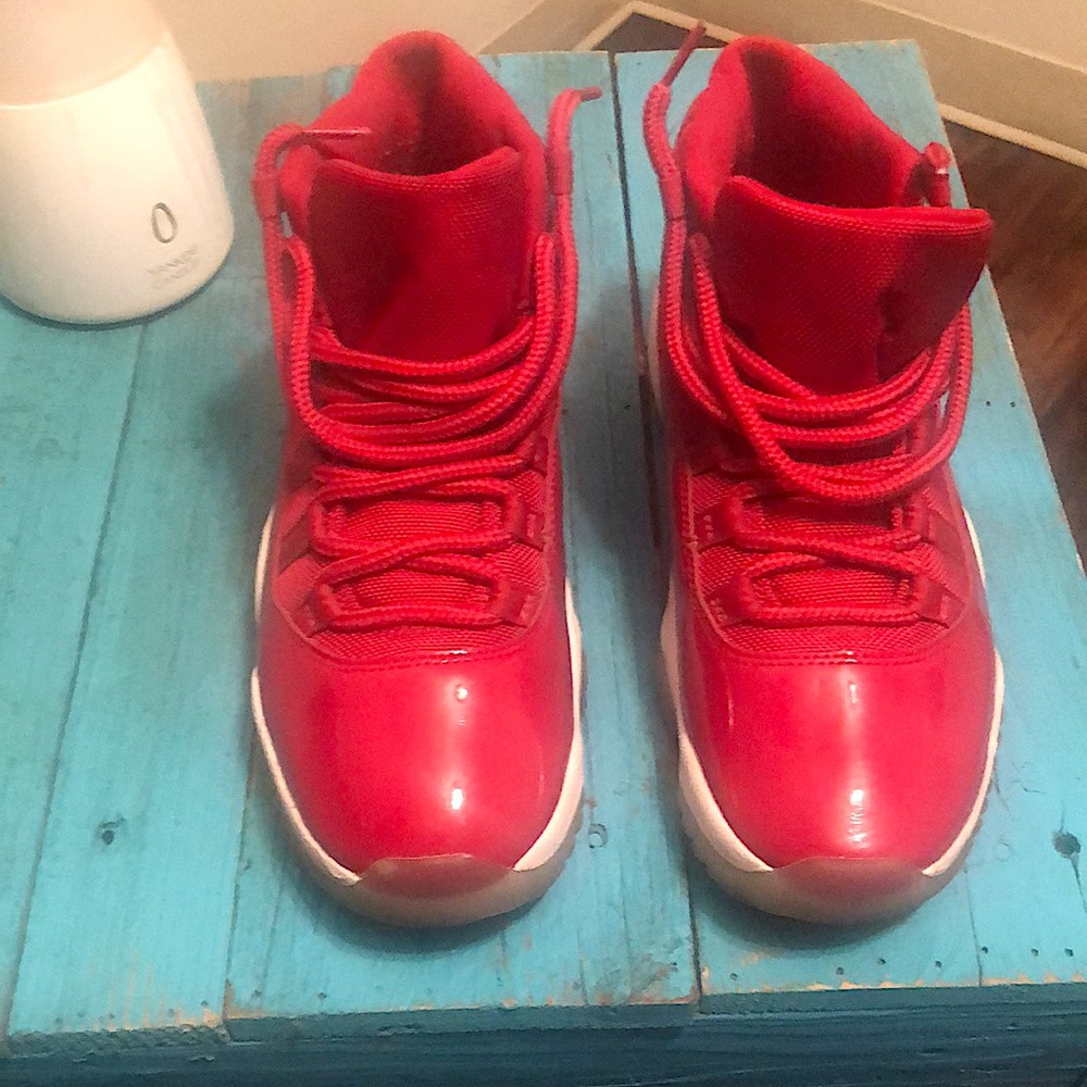 Jordan 11s win by 96 red in great condition no box
